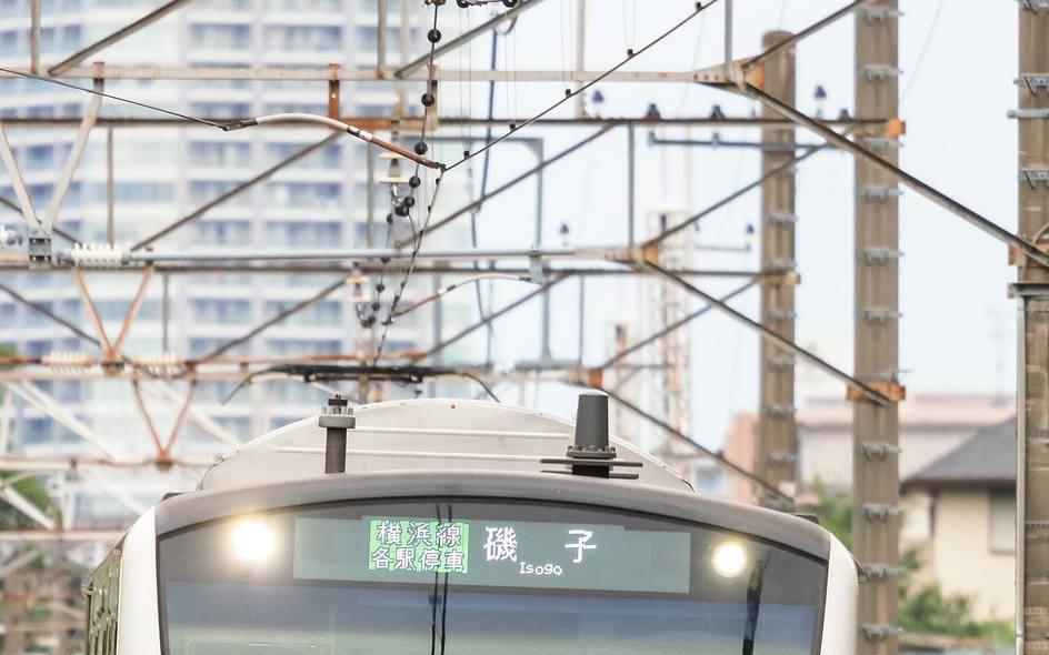 十日市場駅の近くを走るJR横浜線の電車