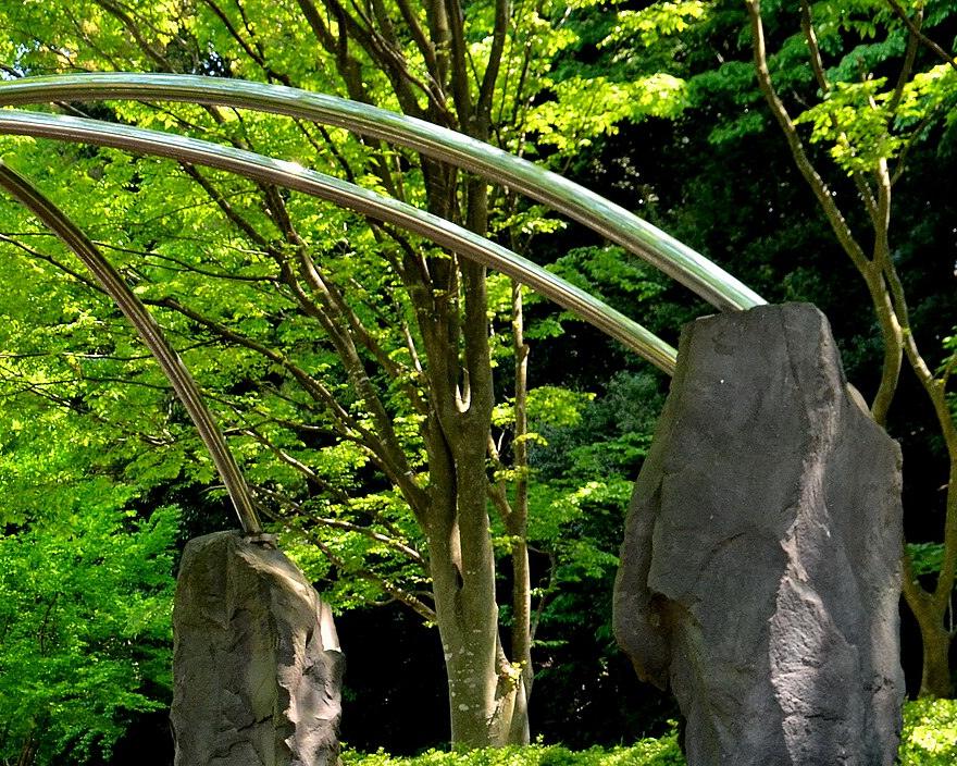 新緑の木々と公園のアーチ